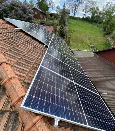Solární panely na střeše malého domku