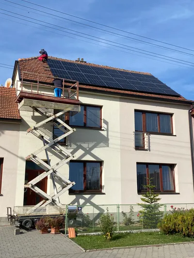 Instalace solárních panelů na vysoké střeše