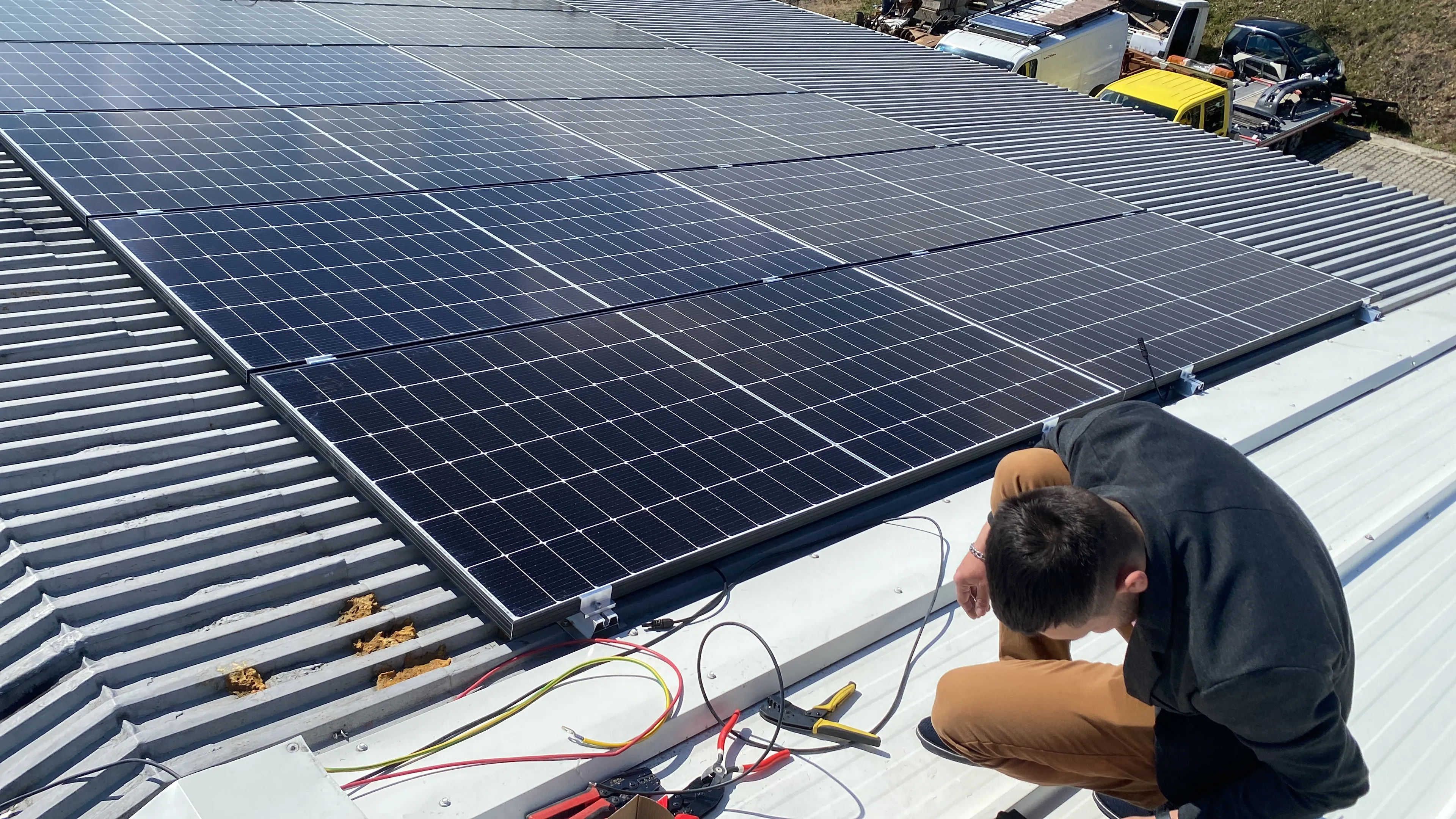 Instalace solárních panelů na střeše velké výrobní haly