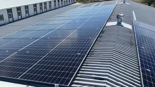 Solární panely na střeše velké výrobní haly